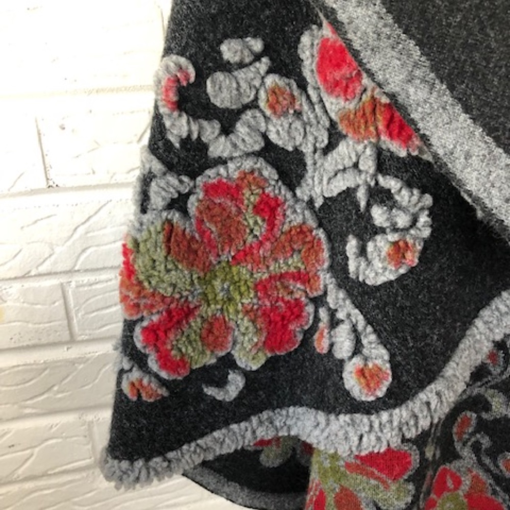 NWT Flower Pattern Round Vest, One Size - Picture 4 of 9